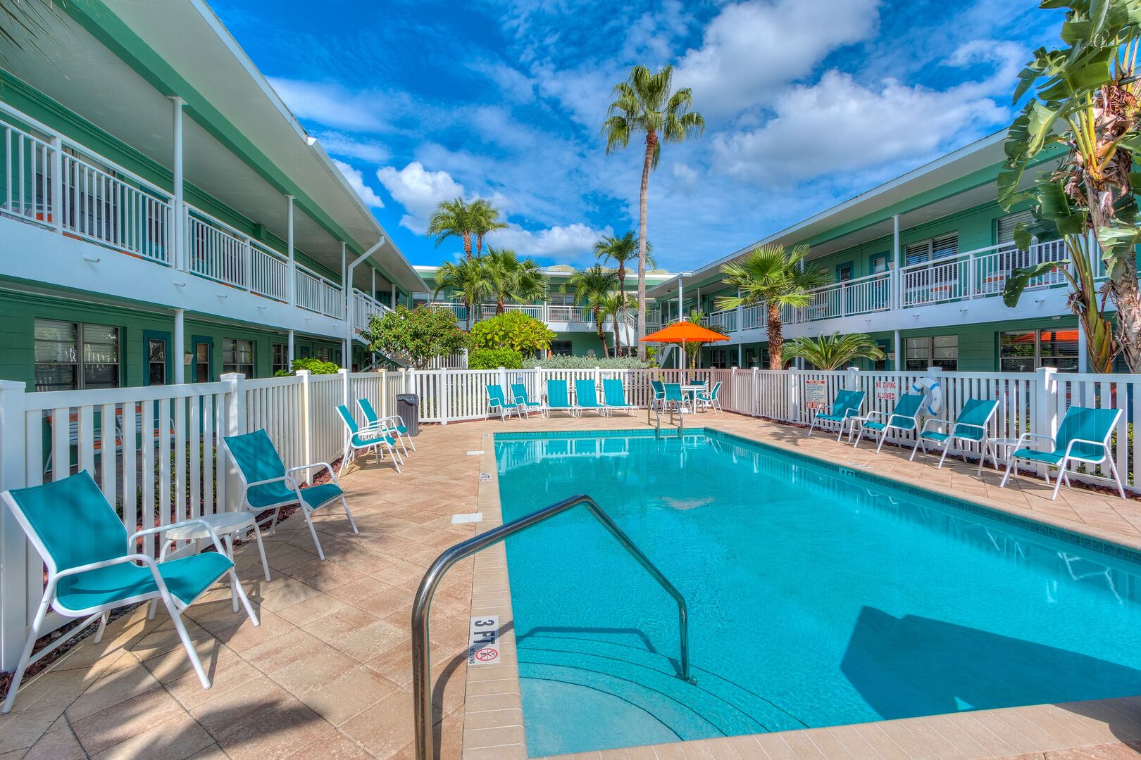 Tropic Terrace Resort #4 ➠ Heated pool Access + Beachfront Studio Unit - TT4
